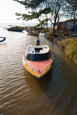 Tatlı suda küçük bir tekne.