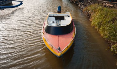 Tatlı suda küçük bir tekne.