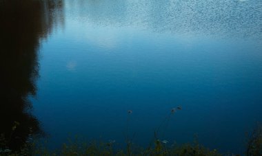 Su rüzgar tarafından emilir ve yüzeydeki dalgaların frekansını güzel bir görsel etki yaratır.