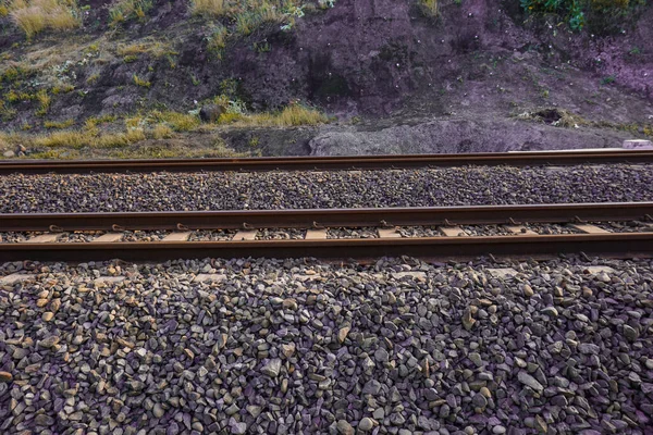 Trilhos Ferrovia Passam Pelos Rolamentos Ranhurados Enterrados Sob Cacos Paralelepípedos — Fotografia de Stock