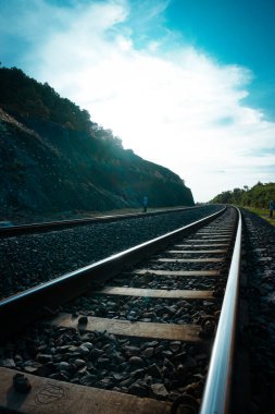 Kayalık boyunca uzanan demiryolu rayları