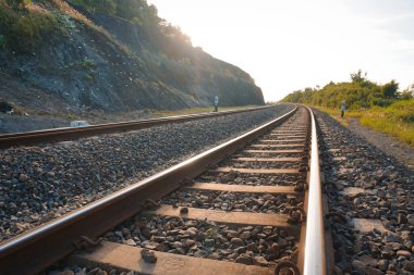 Kayalık boyunca uzanan demiryolu rayları