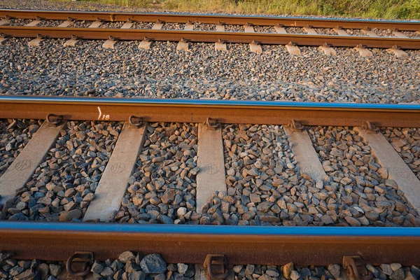 Demiryolu Rayları Kaldırım Taşlarının Altında Gömülü Olan Bilyelerin Arasından Geçiyor — Stok fotoğraf