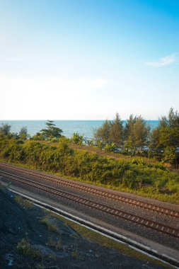 Demiryolu rayları ormanın içinden geçer deniz ve uçurum manzarası arasında onu güzel yapan.