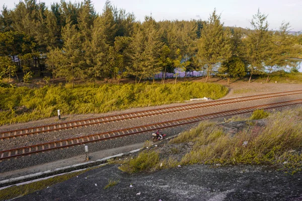 Demiryolu Rayları Orman Yolundan Geçiyor Fotoğraf Yüksek Bir Uçurumun Kenarından — Stok fotoğraf