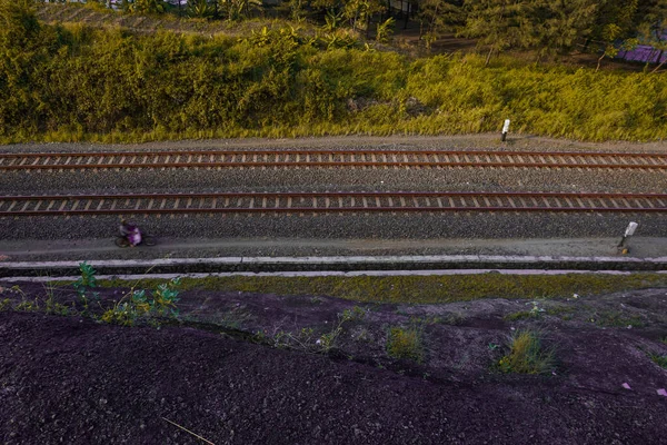 Trilhos Ferrovia Passam Pela Trilha Florestal Foto Tirada Lado Penhasco — Fotografia de Stock
