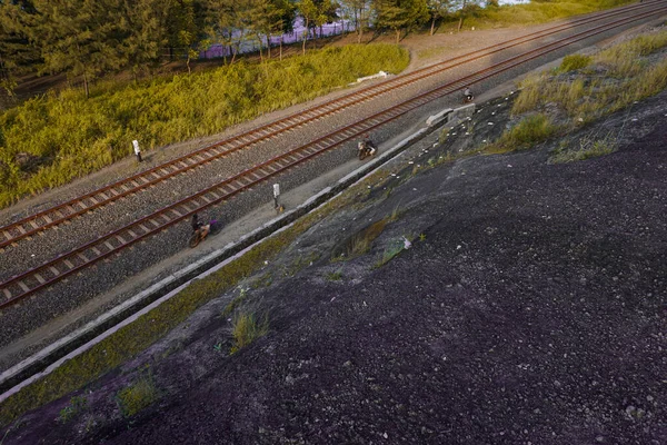 Trilhos Ferrovia Passam Pela Trilha Florestal Foto Tirada Lado Penhasco — Fotografia de Stock