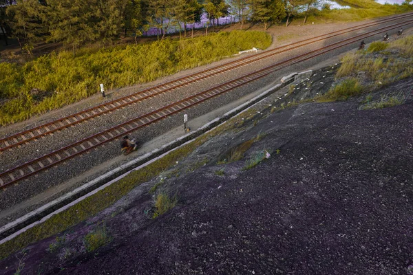 Trilhos Ferrovia Passam Pela Trilha Florestal Foto Tirada Lado Penhasco — Fotografia de Stock