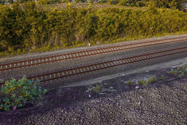 Järnvägsspåren Passerar Genom Skogsstigen Bild Tagen Från Sidan Hög Klippa — Stockfoto