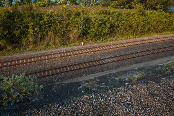 Trilhos Ferrovia Passam Pela Trilha Florestal Foto Tirada Lado Penhasco — Fotografia de Stock