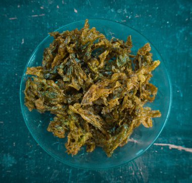 Ispanak yaprakları ve pirinç unundan yapılmış sebzeli ıspanak cipsi..