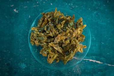 Ispanak yaprakları ve pirinç unundan yapılmış sebzeli ıspanak cipsi..