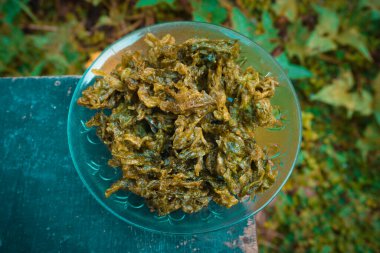 Ispanak yaprakları ve pirinç unundan yapılmış sebzeli ıspanak cipsi..