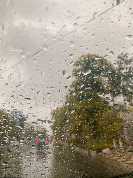 倒映在玻璃杯上的雨水 — 图库照片