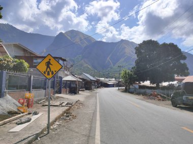 Jalan Raya Sembalun Lawang merupakan jalan raya di Desa Sembalun Lawang yang menjadi salah satu akses menuju ke kawasan wisata di Daerah Sembalun. Jalan raya ini adalah jalan nasonal Kawasan Strategis Pariwisata Nasional (KSPN) Sembalun. (01/10/2019)