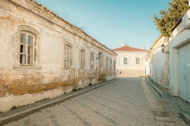 Antik şehrin güneş ışığı altındaki caddesinde