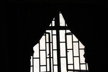 Penceredeki perdelerin silueti 