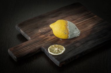bir ahşap tahta üzerinde çürük limon