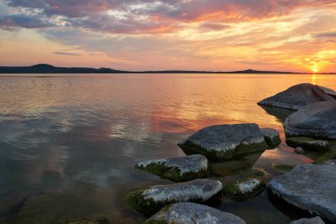 Yazın gün batımında gölde
