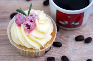 Böğürtlenli kek ve bir fincan sıcak kahve..