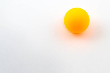 Beyaz arka planda ping pong oynamak için top.