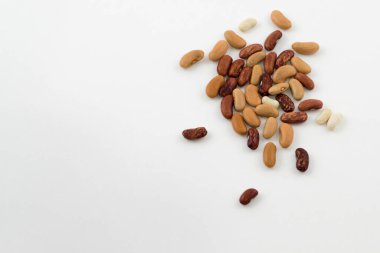 Beyaz arka planda çok renkli fasulyeler, sağ tarafta..