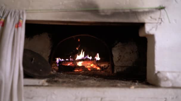 Ogień w rosyjskim tradycyjnym piecu. — Wideo stockowe