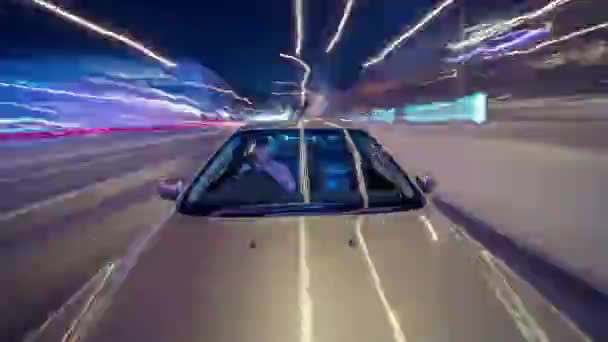 POV časová prodleva střílel z mužské dospělé jedoucím autě — Stock video