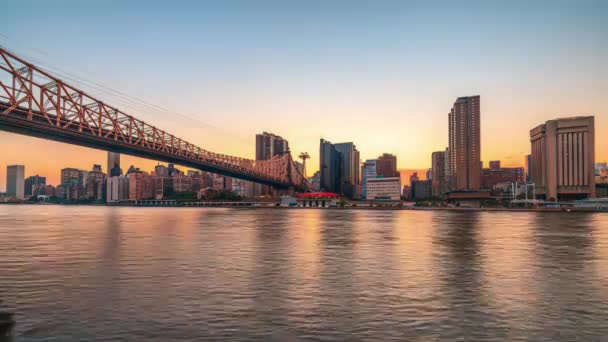 New York City skyline time lapse on the East River with Queensboro Bridge. — 비디오
