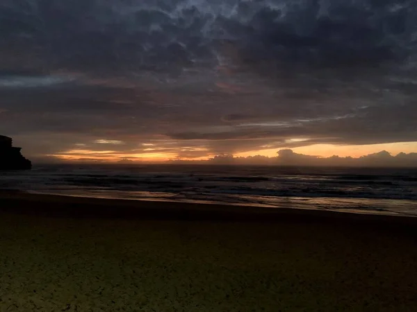 Mistik fırtınalı sahil manzaralı gün doğumu