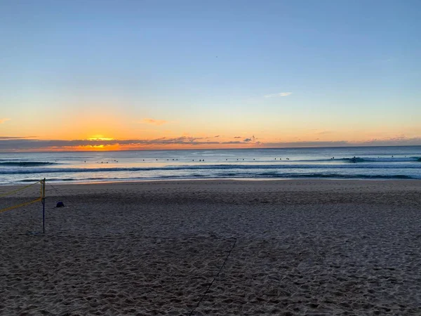 Схід Сонця Над Пляжем Далекими Океанськими Байкерами — стокове фото