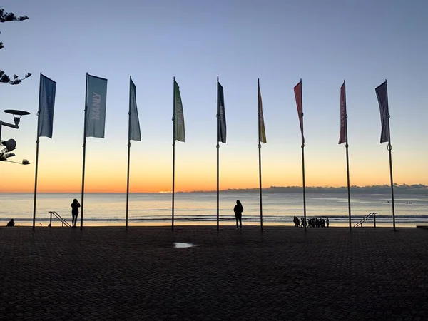 Sabahın erken saatlerinde sahile bakan bayraklar