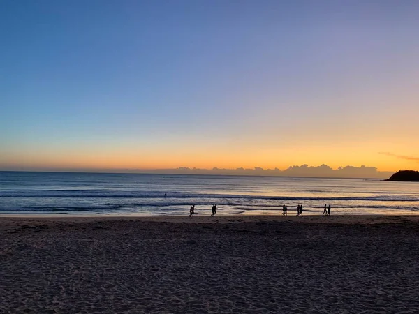 Sahile vuran gün doğumu - bulutlar arasından ışınlar