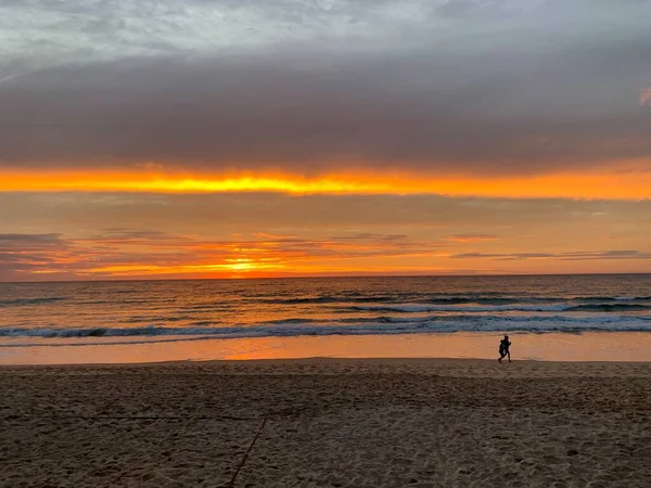 Sahile vuran gün doğumu - bulutlar arasından ışınlar