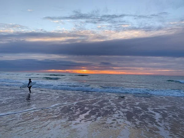 Sahile vuran gün doğumu - bulutlar arasından ışınlar