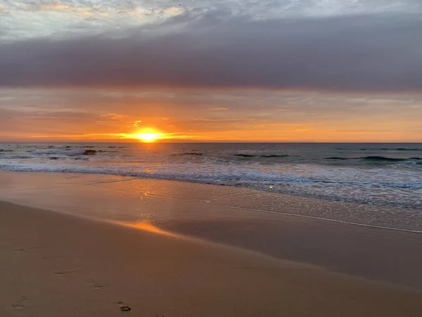 Okyanusun üzerinde altın gün doğumu