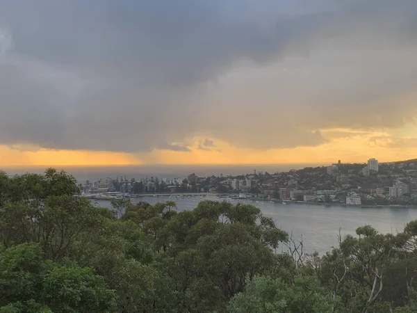 Bulutlu gün doğumu Erkeksi üzerinde