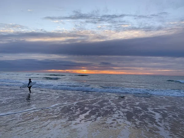 Single Surfer Entering Trippy Dawn Sunset Waves — Stock Photo, Image