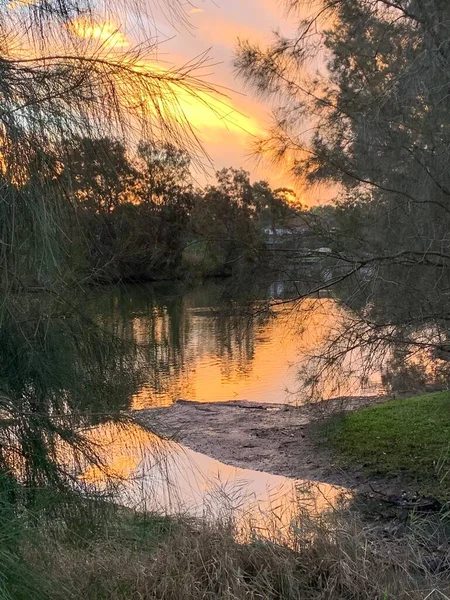 Turuncu gökyüzü gölete yansıyor