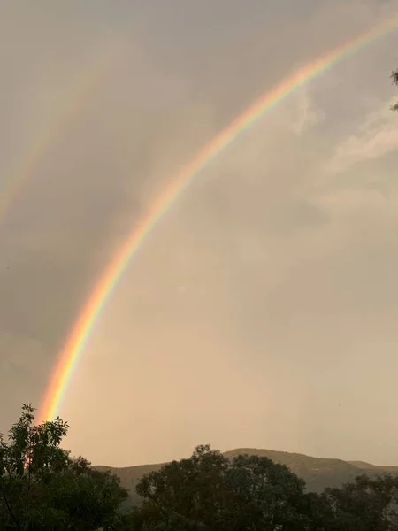 Gökyüzünde renkli gökkuşağı