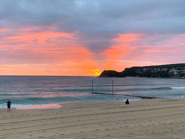 Okyanusun üzerinde güzel kırmızı gün doğumu