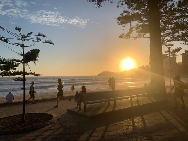 Güzel sahil gündoğumu Koşucularla