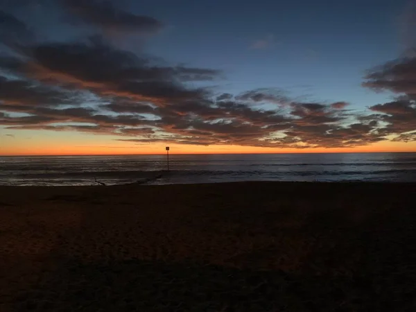 Düşüncelere dalmış güzel sahil gündoğumu