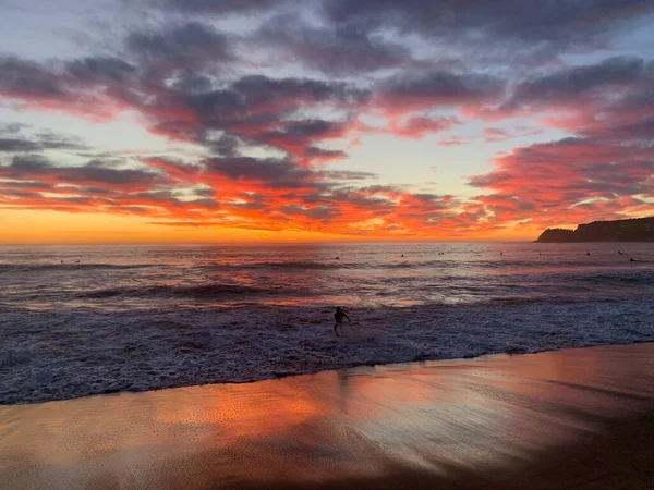 Güzel kara kara kumsalda gün doğumu