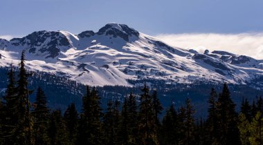 Güzel kar örtülü dağlar İngiliz Kolombiya Islıkçısında
