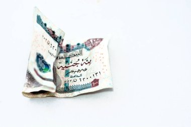 Kırışmış Mısır parasının seçici odak noktası 100 LE 100 pound beyaz arka planda izole edilmiş, kırışmış 100 pound nakit banknot, ekonomik enflasyon konsepti