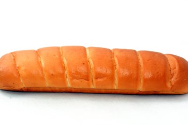 Beyaz arka planda izole edilmiş taze bir somun ekmeğin seçici odak noktası, tüm ekmeğin yatay çerçevesi, kahvaltı ve akşam yemeği için bir somun ekmek