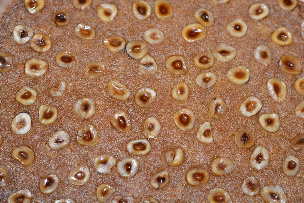 バスバサは ヘーゼルナッツとハチミツのシロップをかけた中東のデザートで 通常はラマダーン月に焼き上げられます アラビアの甘い料理の選択的焦点 選択的焦点 — ストック写真