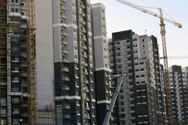 Kahire, Mısır, 12 Şubat 2022: Yeni yüksek katlı modern apartman inşaatı, Yeni Mısır 'da konut geliştirme binaları, gayrimenkul projeleri ve kullanılabilirlik