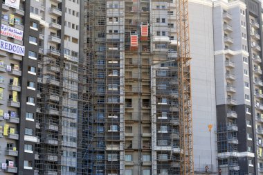 Kahire, Mısır, 12 Şubat 2022: Yeni yüksek katlı modern apartman inşaatı, Yeni Mısır 'da konut geliştirme binaları, gayrimenkul projeleri ve kullanılabilirlik